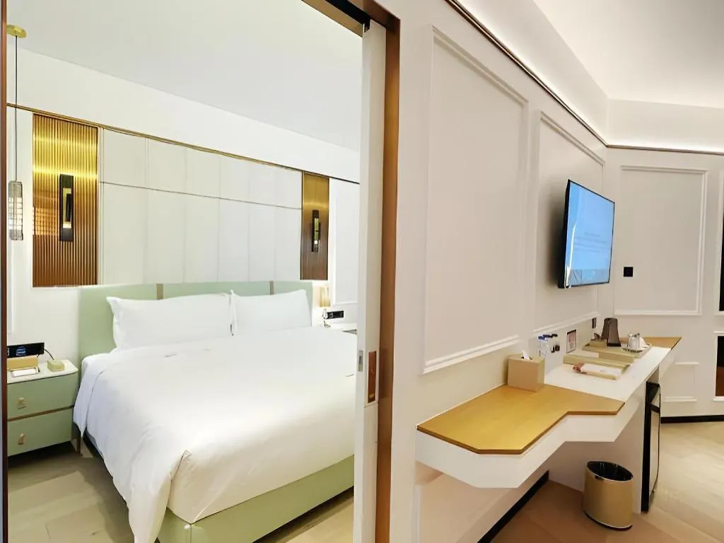 Yoho Resorts World Hotel Macau 5*,